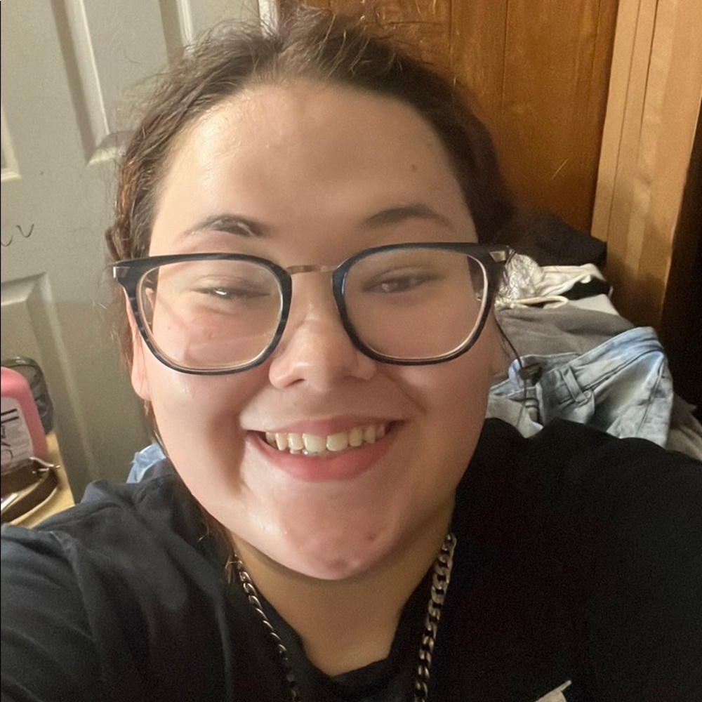 Meet your Posher, Adrianna